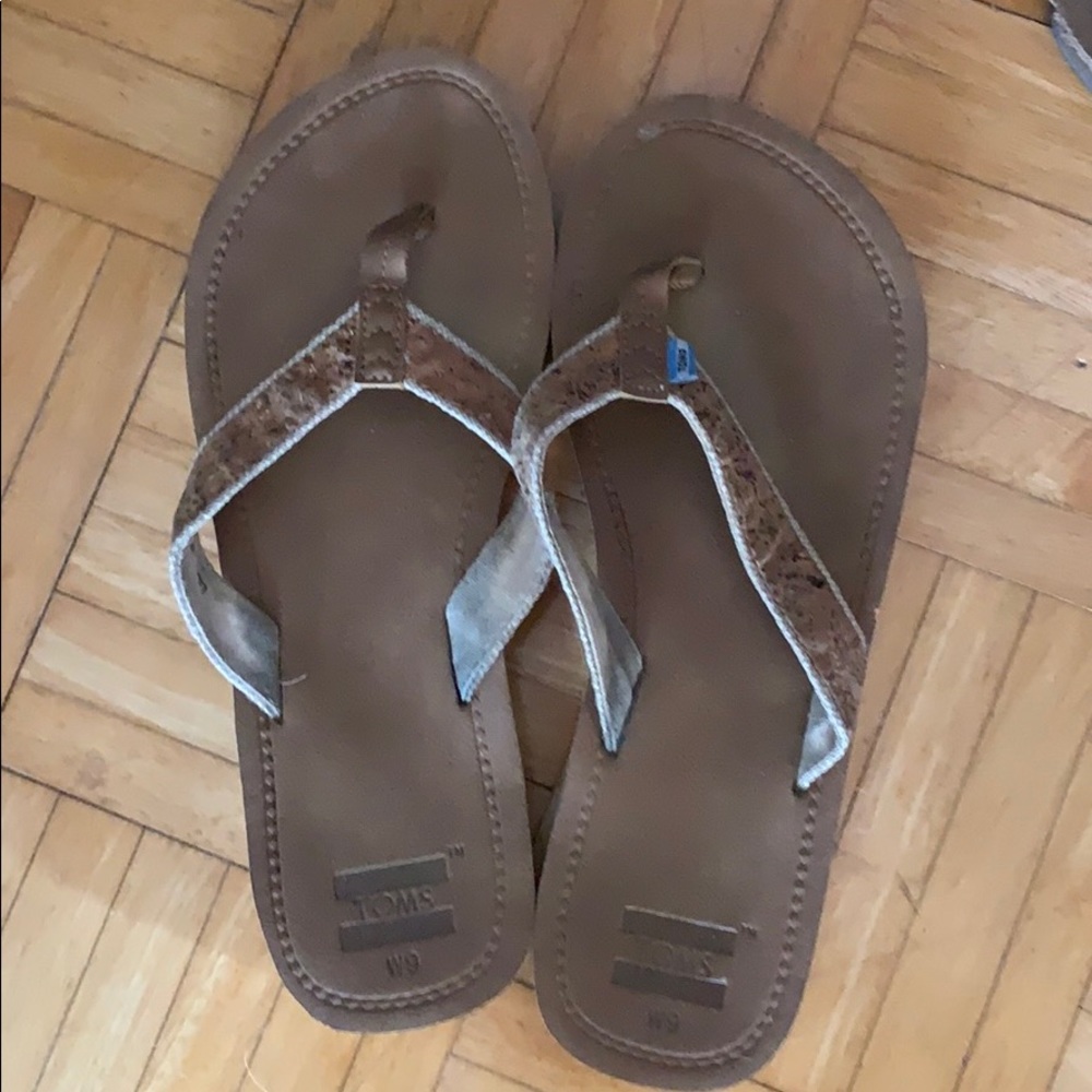Tom flip flops
